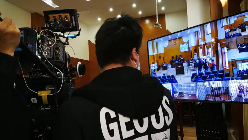 AI生成VS人工创意——交城县广告片拍摄公司的技术浪漫主义实践